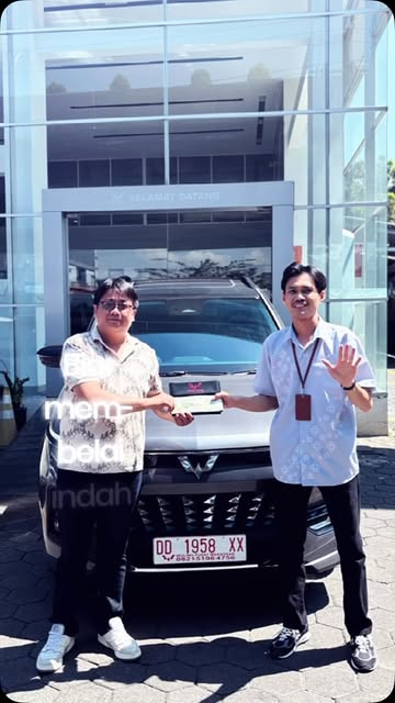 Serah terima Wuling di depan dealer